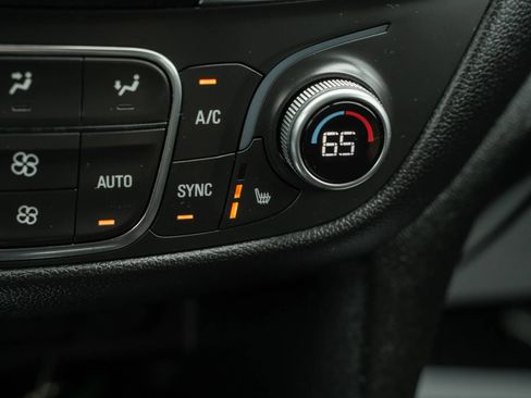 Used 2019 Chevrolet Equinox LT FWD image 24
