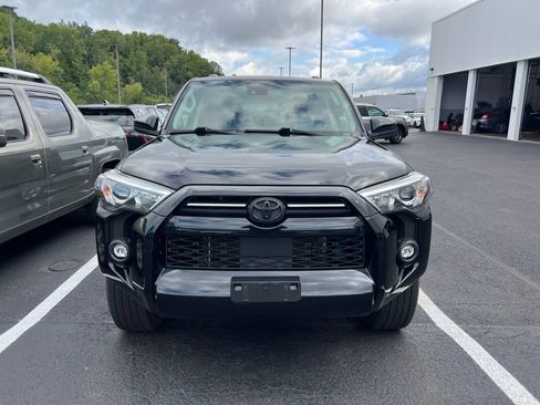 Used 2023 Toyota 4Runner SR5 AWD/4WD image 2