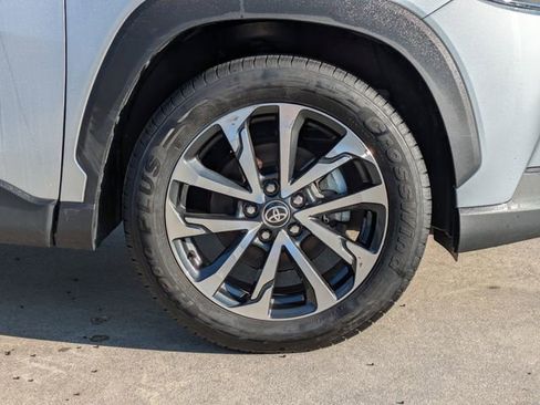 Used 2024 Toyota Corolla Cross XLE image 11