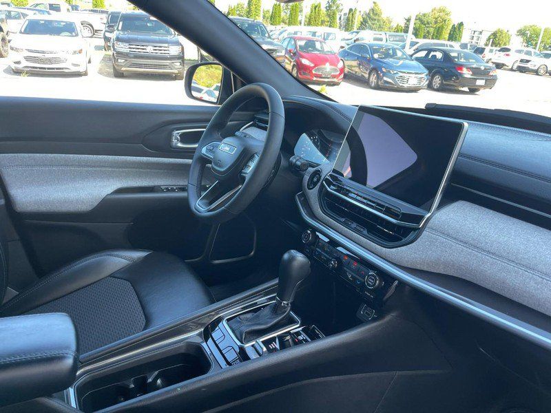 Used 2023 Jeep Compass Latitude w/ Convenience Group AWD/4WD image 10