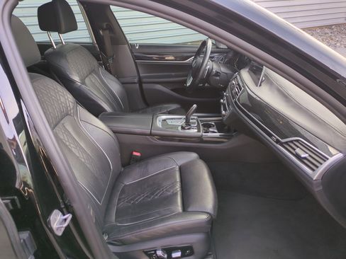 Used 2018 BMW 750i xDrive w/ Executive Package image 28