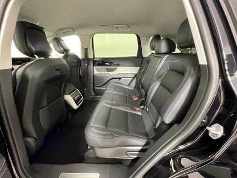 Used 2025 Lincoln Nautilus Premier AWD/4WD image 24