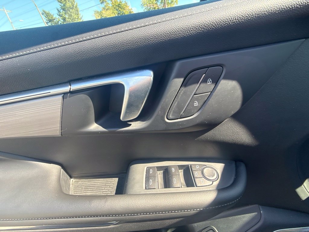Used 2025 Buick Enclave Preferred AWD/4WD image 20