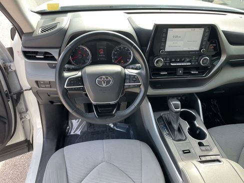 Used 2021 Toyota Highlander LE FWD image 23