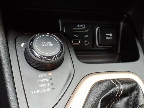 Used 2016 Jeep Cherokee Latitude w/ Comfort/Convenience Group image 11