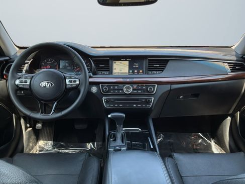 Used 2017 Kia Cadenza Premium w/ Luxury Package FWD image 10