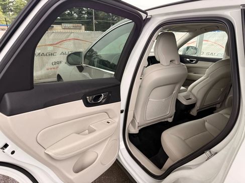 Used 2022 Volvo XC60 B5 Momentum image 17
