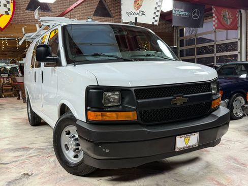 Used 2017 Chevrolet Express 2500 RWD image 3
