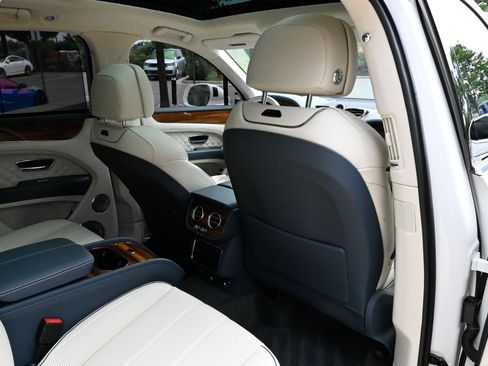 Used 2023 Bentley Bentayga AWD/4WD image 53