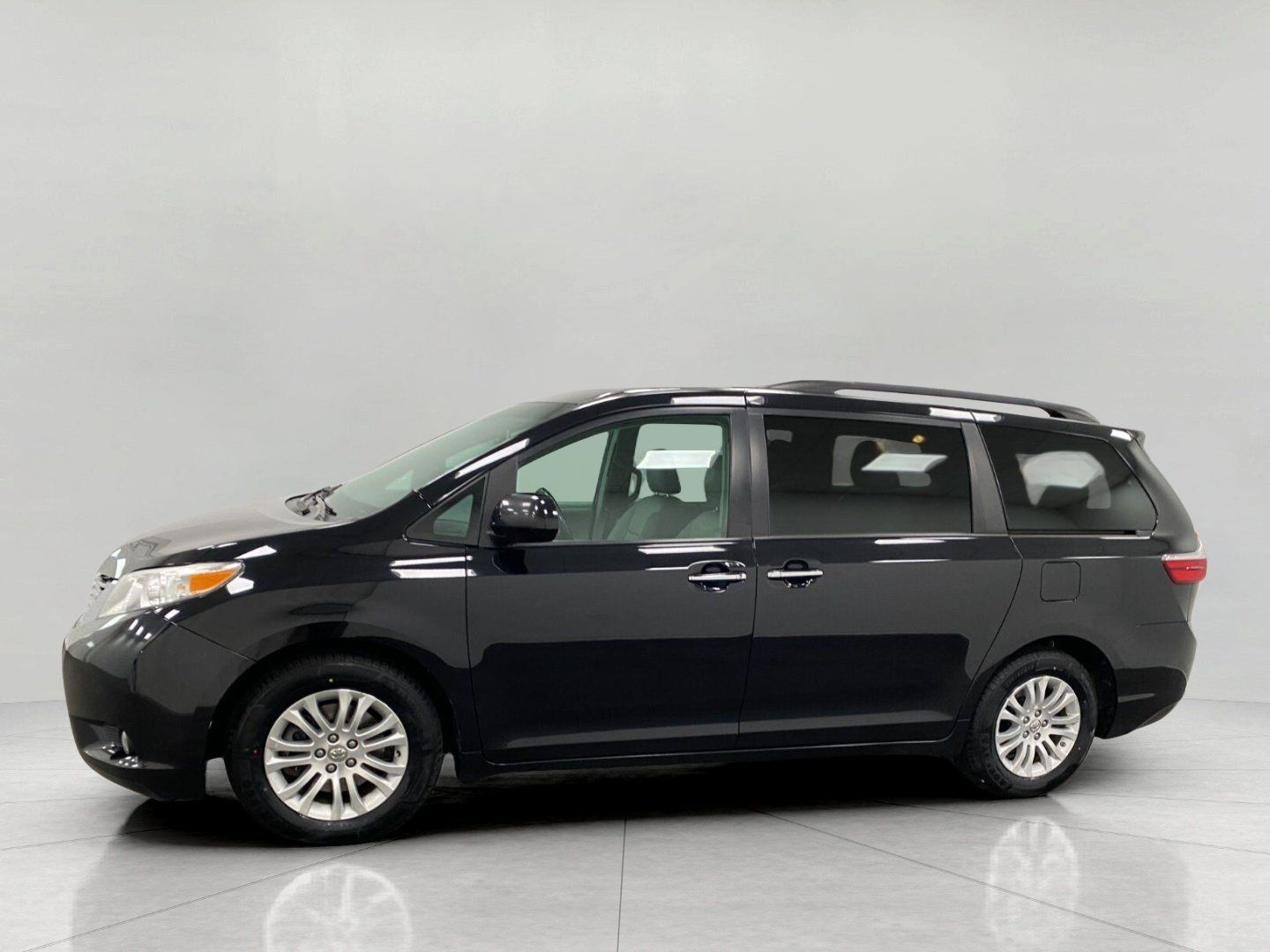 Used 2016 Toyota Sienna XLE FWD image 9