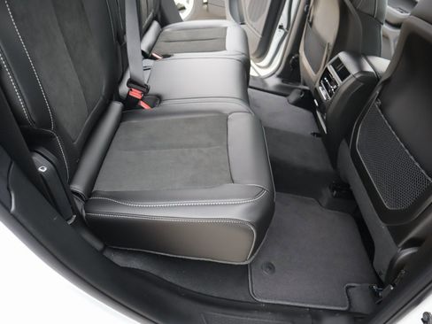 New 2025 Jeep Grand Cherokee Altitude image 14