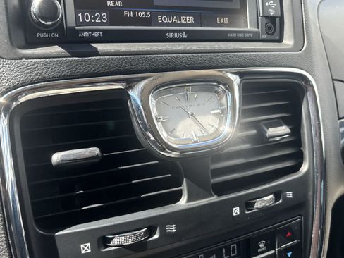 Used 2015 Chrysler Town & Country Touring FWD image 23