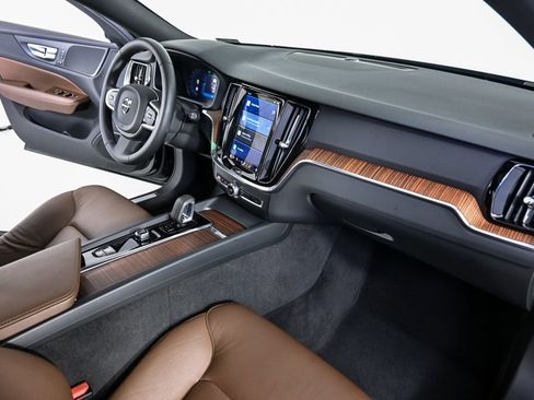 Certified 2025 Volvo V60 B5 Cross Country Plus image 25