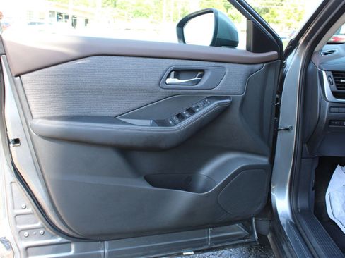 Used 2023 Nissan Rogue SV AWD/4WD image 12