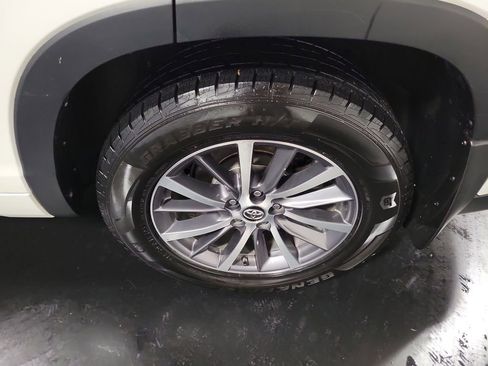 Used 2018 Toyota Highlander XLE AWD/4WD image 10