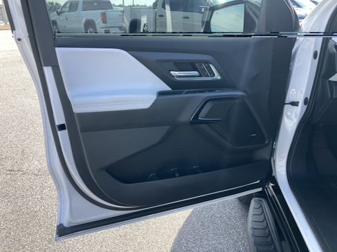 New 2026 Chevrolet Silverado EV 4x4 Crew Cab image 18