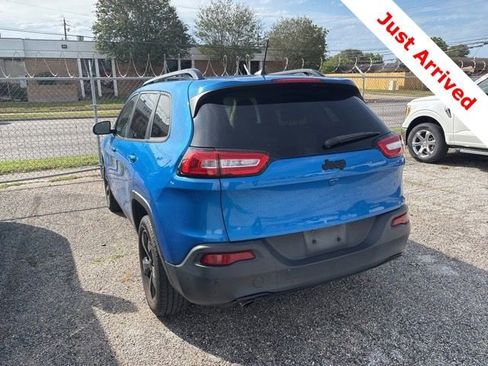 Used 2018 Jeep Cherokee Latitude w/ Altitude Package FWD image 11