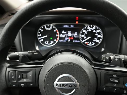Used 2021 Nissan Rogue SV AWD/4WD image 16