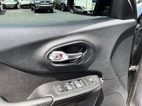 Used 2014 Jeep Cherokee Latitude AWD/4WD image 12