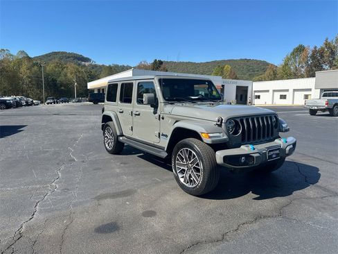 Used 2022 Jeep Wrangler Unlimited Sahara image 3