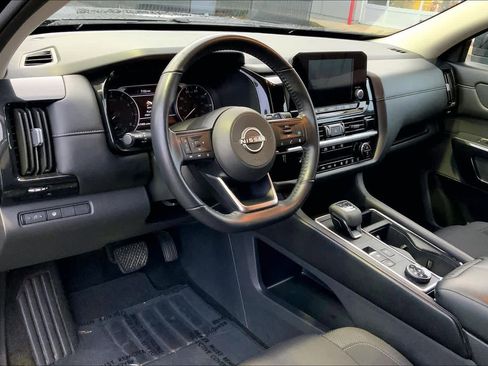 Used 2024 Nissan Pathfinder SV image 16