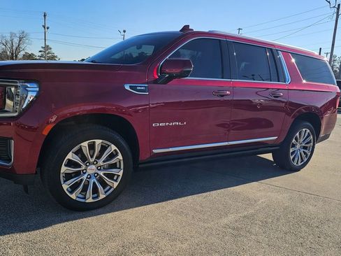 Used 2022 GMC Yukon XL Denali w/ Denali Ultimate Package image 3