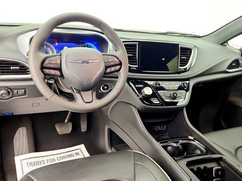 Used 2025 Chrysler Pacifica Limited FWD image 13