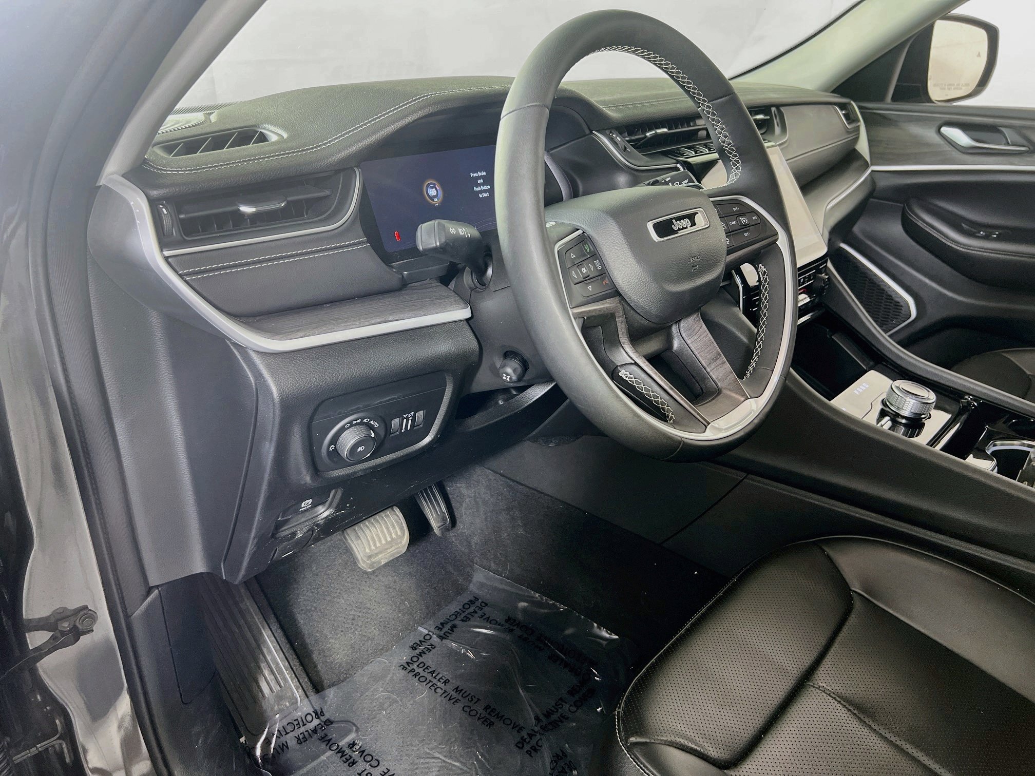Used 2023 Jeep Grand Cherokee Limited w/ Luxury Tech Group II AWD/4WD image 9