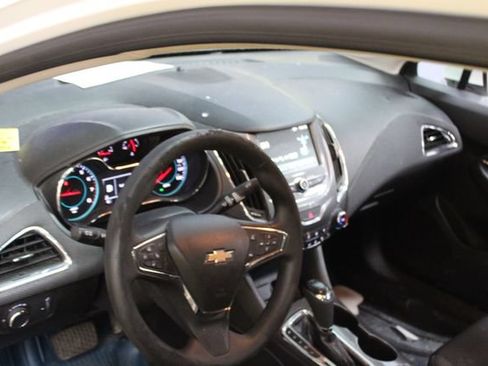 Used 2018 Chevrolet Cruze LT w/ LT Convenience Package FWD image 12