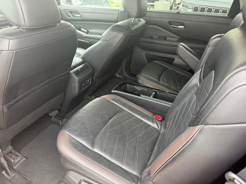 Used 2024 Nissan Pathfinder Platinum FWD image 13