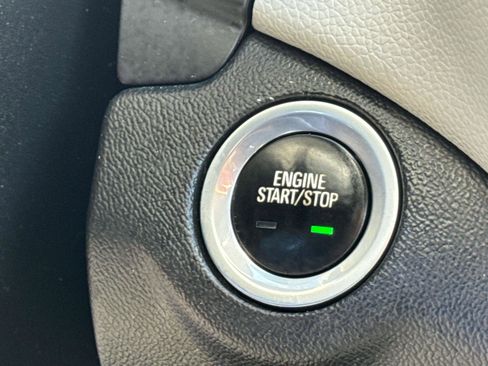 Used 2020 Chevrolet Equinox LS FWD image 24