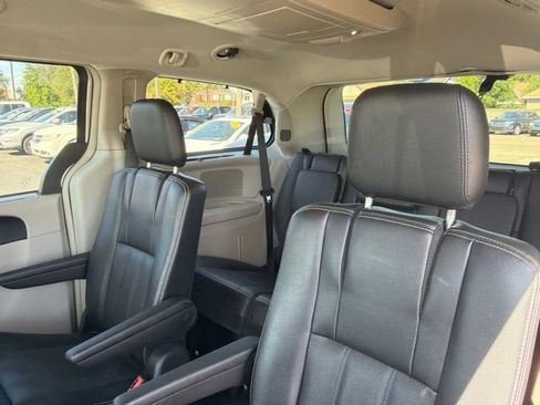Used 2014 Chrysler Town & Country Touring-L w/ Driver Convenience Group FWD image 15