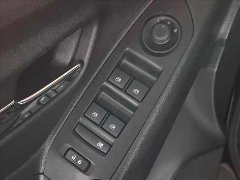 Used 2021 Chevrolet Trax LT w/ Premium Seat Package AWD/4WD image 8