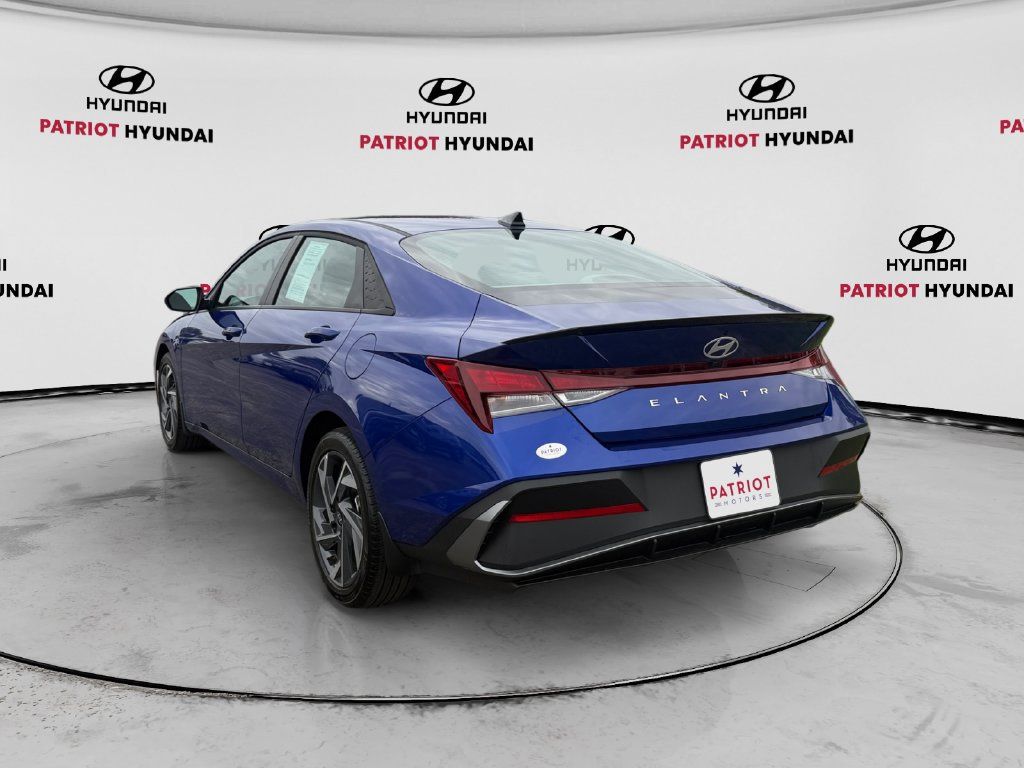 Used 2025 Hyundai Elantra Sport FWD image 5