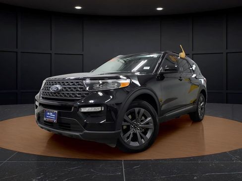 Certified 2023 Ford Explorer XLT w/ Equipment Group 202A AWD/4WD image 3