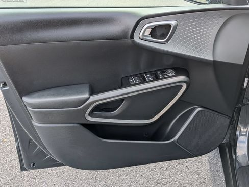 Used 2025 Kia Soul LX w/ LX Technology Package FWD image 11