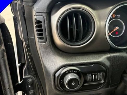 Used 2018 Jeep Wrangler Sport AWD/4WD image 12