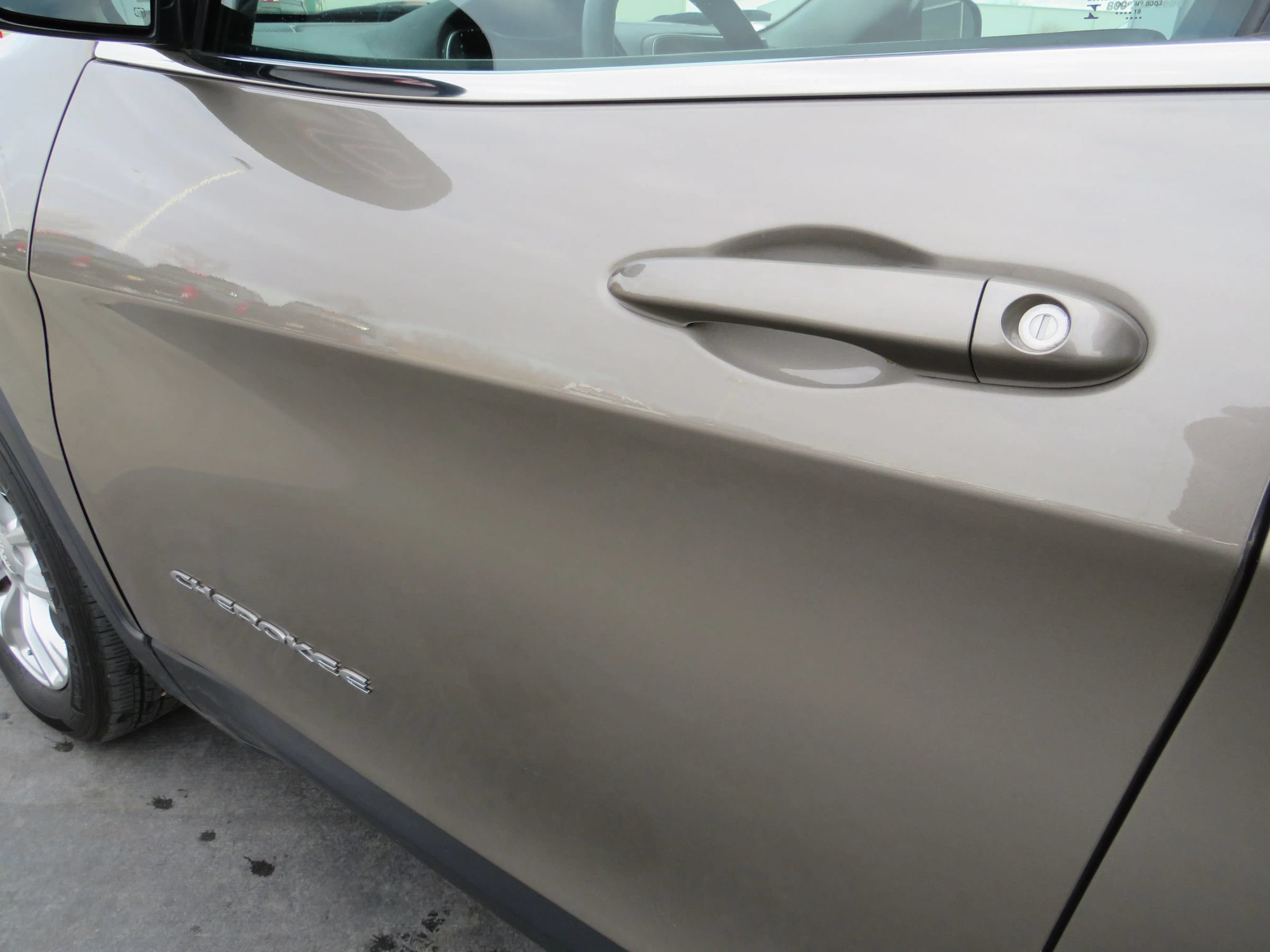 Used 2019 Jeep Cherokee Latitude w/ Popular Appearance Group FWD image 24