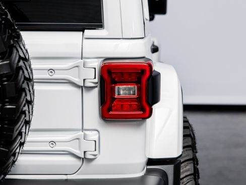 Used 2022 Jeep Wrangler Sahara image 21