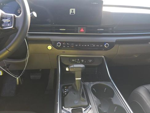 Used 2026 Kia Carnival EX image 4