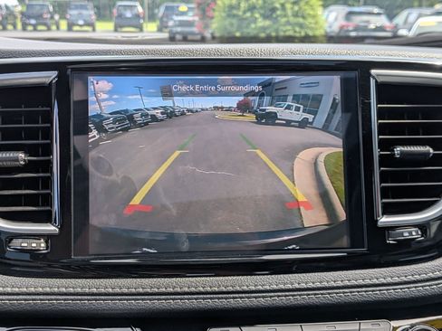 Used 2025 Chrysler Pacifica Limited FWD image 15