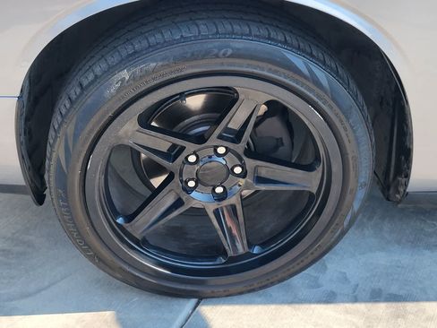 Used 2014 Dodge Challenger SXT RWD image 9