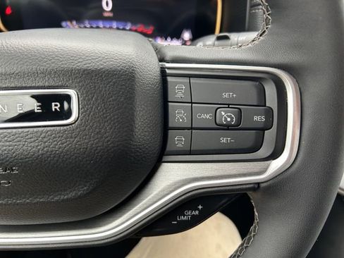 Used 2025 Jeep Wagoneer L Series III AWD/4WD image 31
