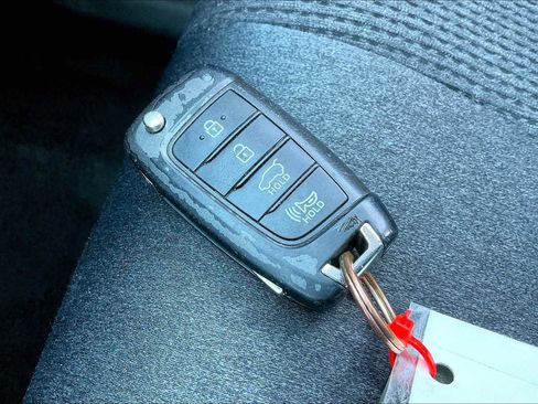 Used 2019 Hyundai Santa Fe SE image 12