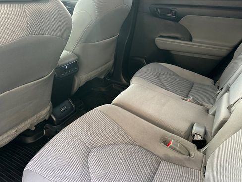 Used 2022 Toyota Highlander LE image 13