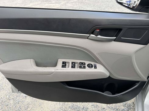 Used 2017 Hyundai Elantra SE FWD image 13
