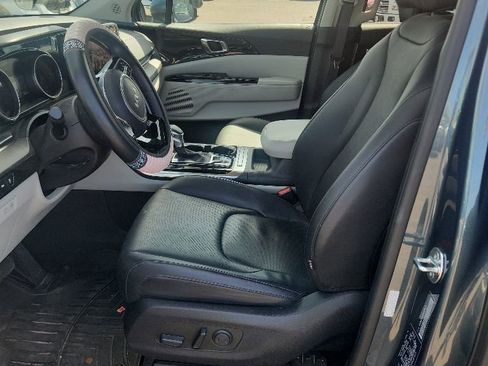 Used 2024 Kia Carnival EX FWD image 19