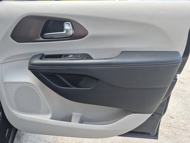 Used 2023 Chrysler Voyager LX FWD image 33