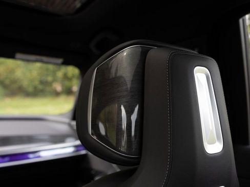 Used 2024 BMW 760i xDrive w/ Premium Package 2 image 35