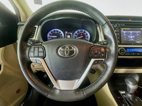 Used 2019 Toyota Highlander Limited Platinum FWD image 11